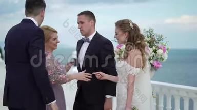 参加婚礼的<strong>来宾</strong>在婚礼仪式上向新郎新娘表示祝贺. 一对相爱的年轻夫妇站在